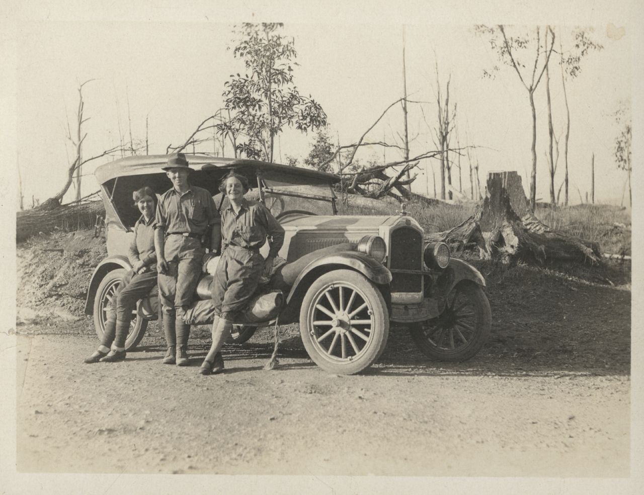 NORA HOLDSWORTH, JAMES LOWSON AND DOROTHY HILL AT A UNIVERSITY OF QUEENSLAND GEOLOGY EXCURSION, C1928 TO 1929